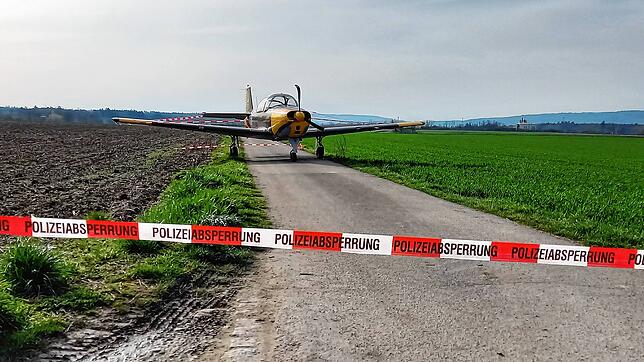 Nachdem mit Unterstützung eines Traktorradladers das Fahrwerk ausgefahren werden und vom Acker gebracht werden konnte, steht das ...