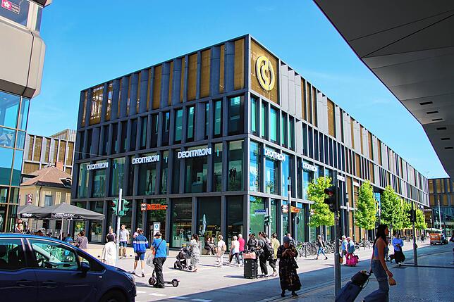 Seit 2020 steht anstelle des Holzerbaus das Einkaufszentrum Cano neben und um das Café Hanser.