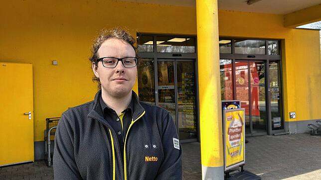 Filialleiter Andreas Gossen vor dem Discounter in Orsingen-Nenzingen. Der 27-Jähriger ist dort Filialleiter und erlebte den Überfall im ...