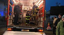 Büsingens wohl jüngster Feuerwehrfan, der bald vierjährige Mark Rémez, wurde von den Feuerwehrleuten im neuen GW-T herzlich begrüßt.