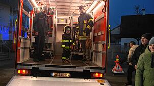 Büsingens wohl jüngster Feuerwehrfan, der bald vierjährige Mark Rémez, wurde von den Feuerwehrleuten im neuen GW-T herzlich begrüßt.