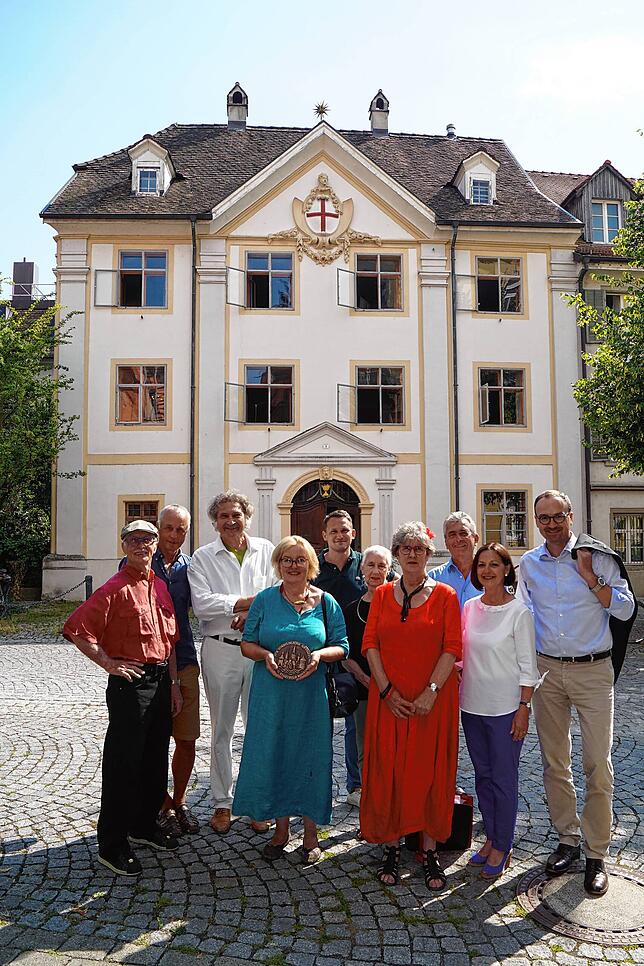 (Archivbild) Eigentümer Alexander Stiegeler und Ehefrau Elisabeth (Dritter und Vierte von links) freuten sich im Sommer 2018 über die ...
