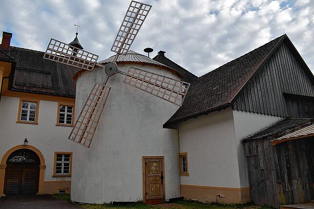 Die Windmühle mit Symbolcharakter für die Kulisse der Freilichtspiele „Die Schwarze Rose“.