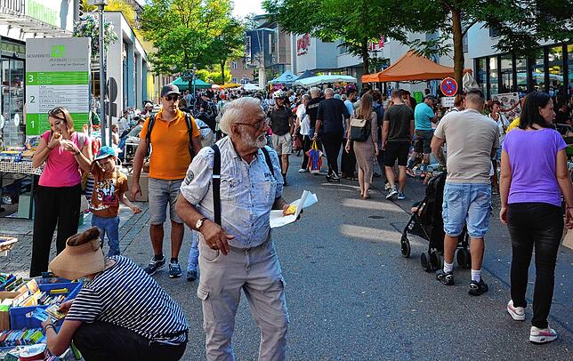 Bild 11: Reges Treiben auf dem Flohmarkt in Markdorf
