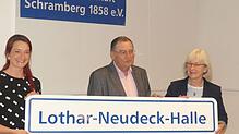 Die Nachfolgerin und Tochter Sumi Storz (links), Lothar Neudeck und seine Ehefrau Marianne Neudeck mit dem neuen Hallenschild.
