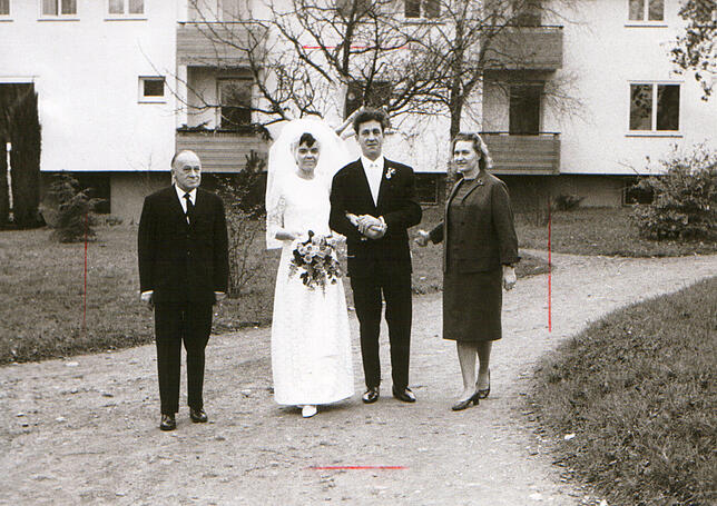 Bei der Hochzeit im Jahr 1968 (von links): Erwin Strauss, Marianne Dorell, Gustav Dorell und Ilse Lütjemann.