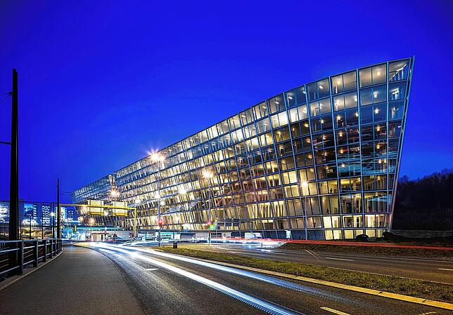 Futuristisch mutet die Fassade besonders abends an, wenn die Innenräume beleuchtet sind.