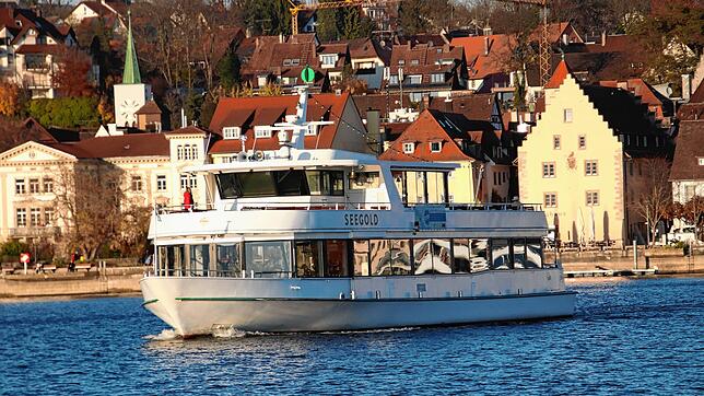 Auf diesem Archivbild ist das Personenschiff Seegold des Unternehmens Giess zu sehen, das zwischen Überlingen und Wallhausen pendelt. Am ...