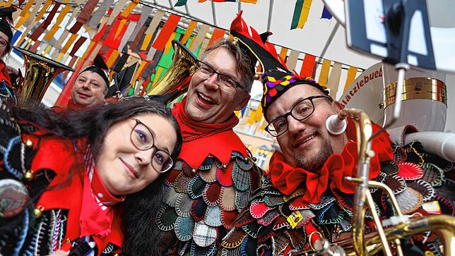 Bild 21: Schmotziger Dunschtig: Diese Mäschgerle feiern auf der Marktstätte