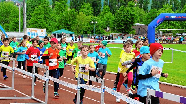 Grundschüler der ersten beiden Klassen beim 27. Mini-Marathon im Tiengener Langenstein Stadion.