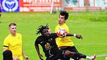 Der ESV Südstern Singen (Georg Esendige, vorne) behauptet sich gegen den FC Öhningen-Gaienhofen (Elias Dietrich) beim standesgemäßen 6:1.