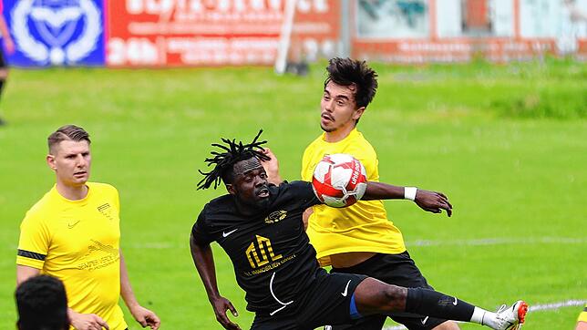 Der ESV Südstern Singen (Georg Esendige, vorne) behauptet sich gegen den FC Öhningen-Gaienhofen (Elias Dietrich) beim standesgemäßen 6:1.