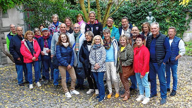 Sie setzen sich für mehr Bürgerbeteiligung im Stadtteil Wollmatingen ein: Bürgerinnen und Bürger im Rathaus-Innenhof vor der Übergabe ...