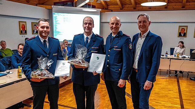 Michael Schmitt, Sascha Eichkorn (bisheriger Feuerwehrkommandant), Thomas Weißhaar (neuer Kommandant) und Sebastian Metzler (neuer ...