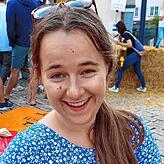 Einen Hot Dog vom Stand des Tennisclubs genießt Lilli Schilling.