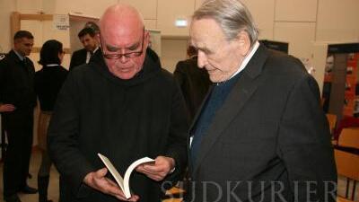 Bruder Jakobus Kaffanke und Professor Wolfgang Marcus eröffneten die Sonderausstellung "Stauffenberg", die bis 21. Mai im kleinen ...