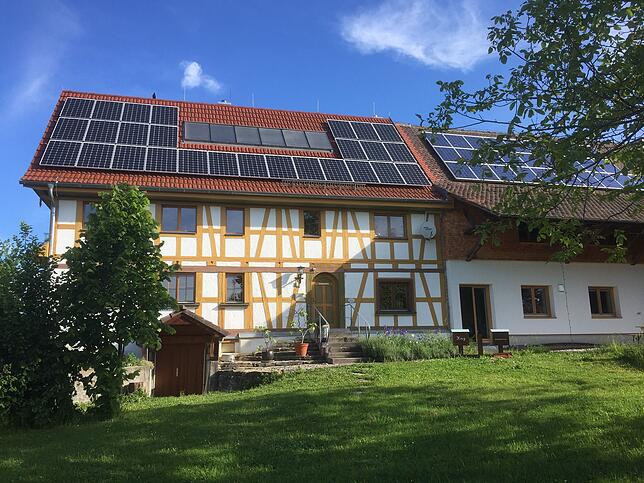 Im Mai 2017 hat die Markdorfer Familie King Haus- und Scheunendach um eine Photovoltaik-Anlage mit 23,5 kWp sowie einem 20 kWh ...