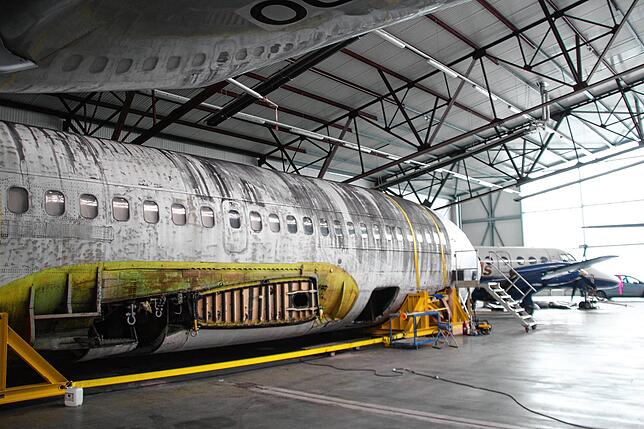 Die Boeing 737 steht in einem Hangar in der Stadt Friedrichshafen.