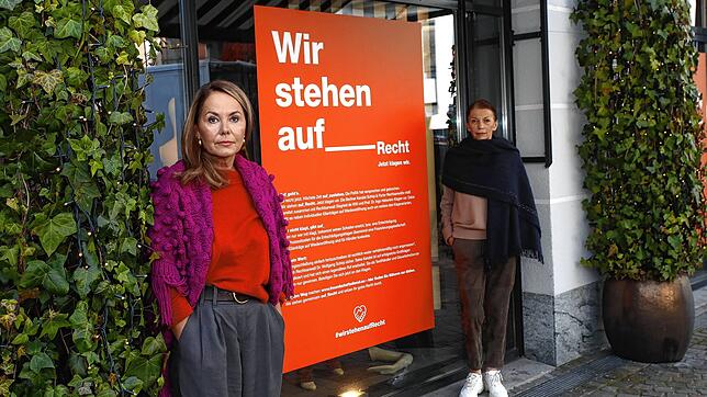 Sie kämpft weiter: Barbara Ulmer (links, hier mit Mitarbeiterin Doris Weigel) kämpft um ihr Modegeschäft Etoile und hat sich der Aktion ...