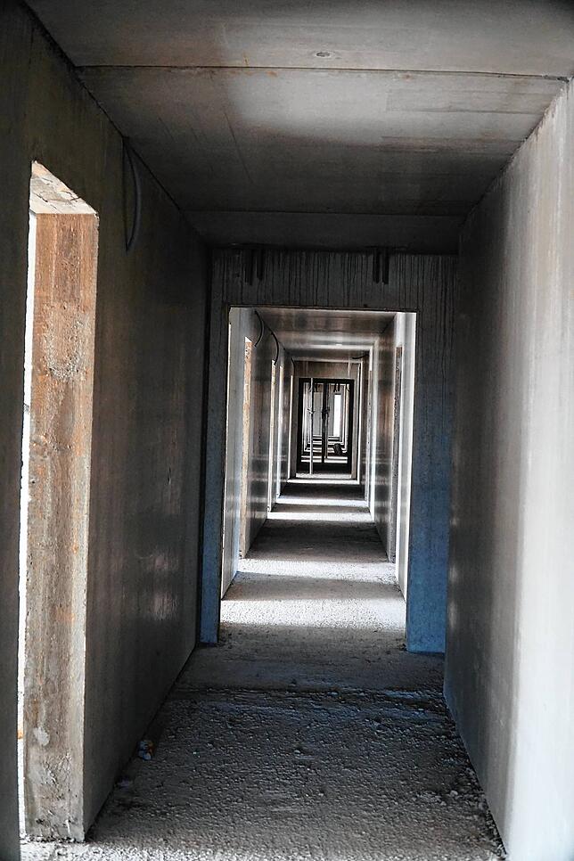 Kennzeichnend für die Bebauung ein langer Flur von dem aus die einzelnen Appartements zugänglich sein werden.
