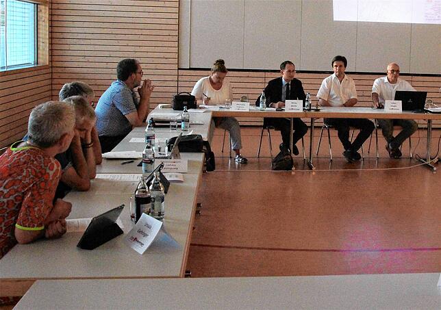 Der Gemeinderat tagt in der Dögginger Gauchachhalle und beschließt die Erschließung des Baugebietes Hofwiesen III. Von links: Ursula ...