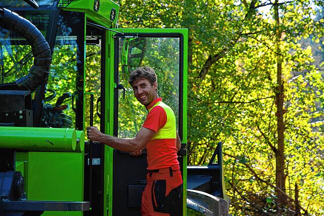 Auch am Boden ist ein Fahrzeug mit Greifarm im Einsatz.