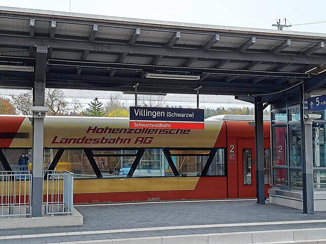 Nach zwei Umstiegen und über zweieinhalb Stunden im Zug, Bus und auf Bahnhöfen die Ankunft am Bahnhof Villingen. Übrigens: Der Ringzug ...