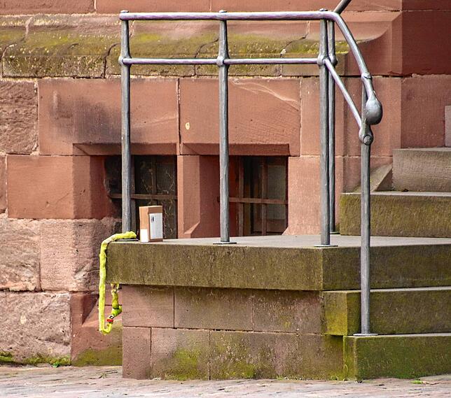 Das verdächtige Päckchen steht auf der Treppe zur Sakristei.