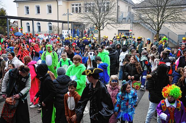 Bild 15: Bunte Zirkusschar in Steißlingen: So feierten die Narren die Rathausübergabe am Schmotzige