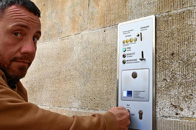 Über Münzeinwurf kann die barrierefreie Toilette am Münster auch ohne den Euro-Schlüssel geöffnet werden.