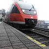 Eine dieselbetriebene Regionalbahn hält im Januar 2020 am Bahnsteig des Bahnhofs Laufenburg (Baden). Dieser wird wie alle anderen ...
