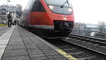 Eine dieselbetriebene Regionalbahn hält im Januar 2020 am Bahnsteig des Bahnhofs Laufenburg (Baden). Dieser wird wie alle anderen ...