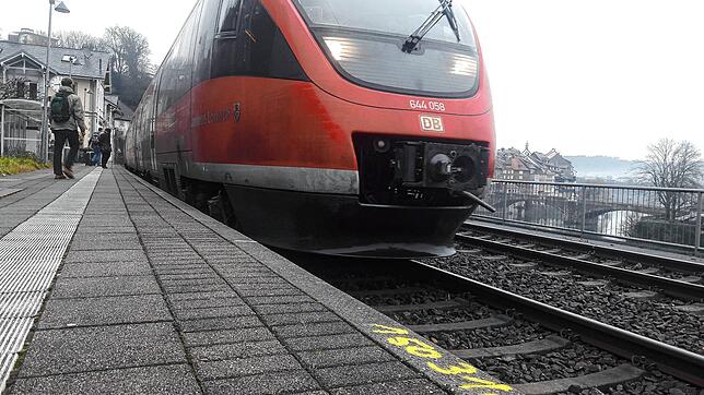 Eine dieselbetriebene Regionalbahn hält im Januar 2020 am Bahnsteig des Bahnhofs Laufenburg (Baden). Dieser wird wie alle anderen ...