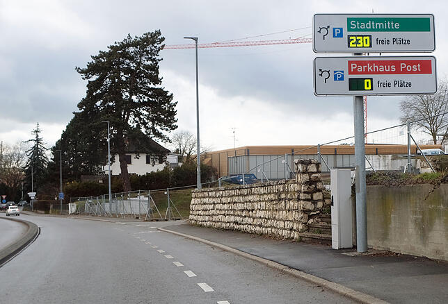 Auf der Lippertsreuter Straße kurz vor dem Frohsinnkreisel: Die Entscheidung ist klar. Die dynamischen Anzeigen und konkreten Hinweise ...
