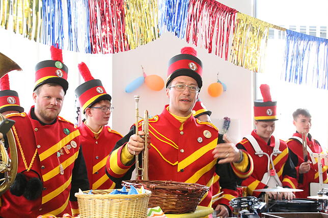 Bild 22: Narren besuchen am Rosenmontag die SÜDKURIER-Redaktion (Teil 2)