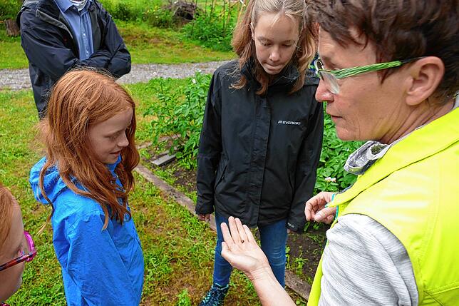 Anschaulicher Biologieunterricht: Lehrerin Jutta Schär (rechts) zeigt zwei Schülerinnen einen Kartoffelkäfer, den sie auf ihre ...