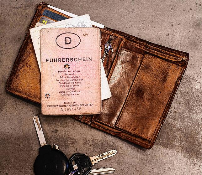 Auch der kleine rote Führerschein muss in Plastik umgetauscht werden.