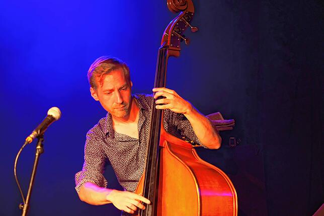 Simon Ort spielt Bass und moderiert den Abend.