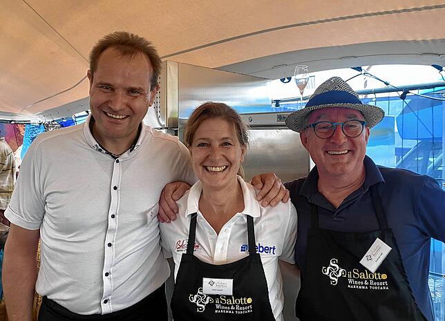 Klaus Huber (von links), Heidi Libert und Andreas Hall haben hinter dem Weinstand viel zu tun.