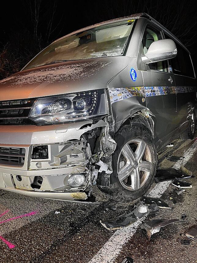 Zuvor hat der betrunkene Autofahrer einen VW-Bus gerammt.