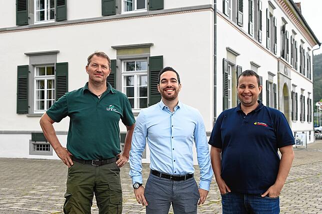 Gemeindeförster Alexander Fischer (links), Bürgermeister Christoph Stolz und Feuerwehrkommandant Steffen Bretzke stehen beim Rathaus, an ...