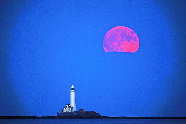 Der Vollmond über dem St. Mary‘s Lighthouse in Großbritannien.
