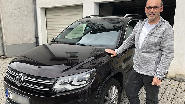 Roland Sigg aus Jestetten mit seinem &bdquo;Schummeldiesel&ldquo;, einem VW Tiguan. Vor dem Landgericht Waldshut-Tiengen hat er in ...