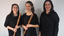 Die jungen Musikerinnen Alida Gaymann (von links) und Joelle Duclaux ergänzen mit ihren Blockflöten-Duetten die Lesung von Manuela ...
