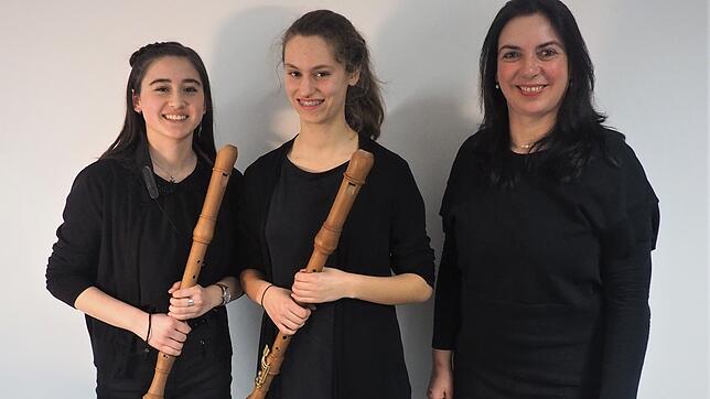 Die jungen Musikerinnen Alida Gaymann (von links) und Joelle Duclaux ergänzen mit ihren Blockflöten-Duetten die Lesung von Manuela ...