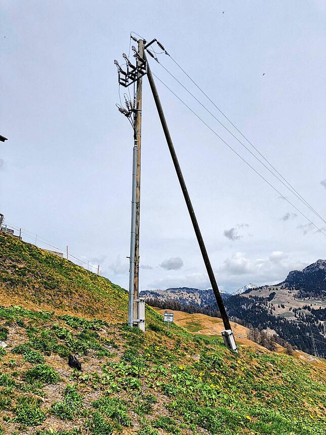 Wurde zu einer Falle für ‚Sonic‘: Ungesicherter Hochrisiko-Strommast im Gemeindegebiet von Lohn im Naturpark Beverin, auf ...