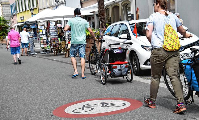 Dieses Verbotsschild nehmen die meisten Radfahrer an diesem Vormittag ernst.