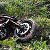 Das Motorrad lag unten in der Böschung. Nachdem der Verunfallte wieder zurück zur Straße kam, war sein Helm weg.