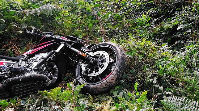 Das Motorrad lag unten in der Böschung. Nachdem der Verunfallte wieder zurück zur Straße kam, war sein Helm weg.