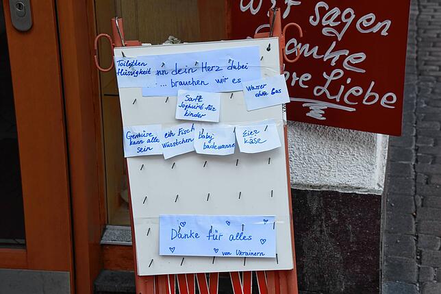 Vor dem Badischen Hof steht inzwischen dieses Schild. Darauf soll immer aktualisiert werden, was gerade an Lebensmitteln gebraucht wird. ...